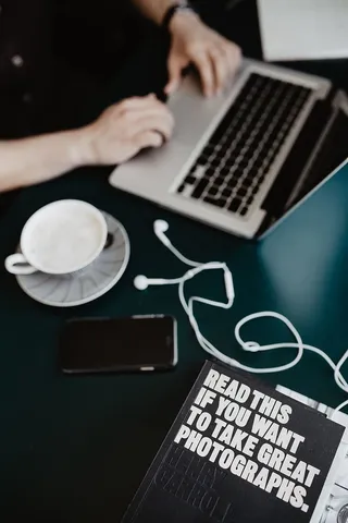 男性用笔记本电脑和一杯咖啡工作