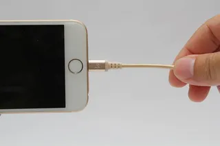 人，手持，棕色，闪电线，已连接，金色iphone 6，关闭屏幕，iphone