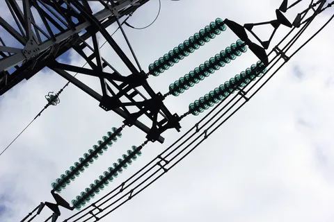 电力、配电、电力、电气、隔离器、杆塔、低角度视图、天空 电力、配电、电力、电气、隔离器、杆塔、低角度视图、天空