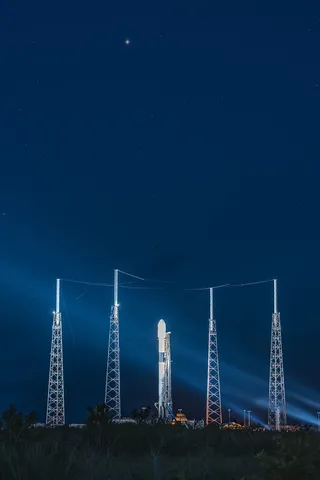 夜晚的五座幕布建筑