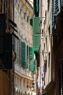 打开窗户的建筑物视图 打开窗户的建筑物视图