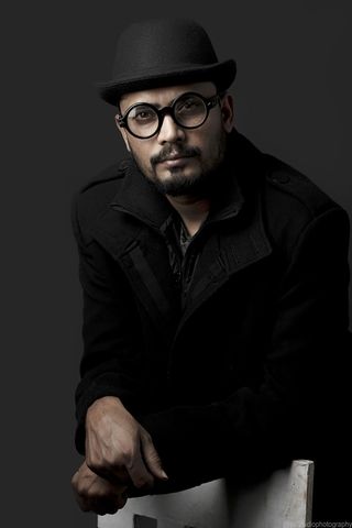 男子戴软呢帽照片