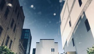 晴空下的白色和灰色混凝土建筑