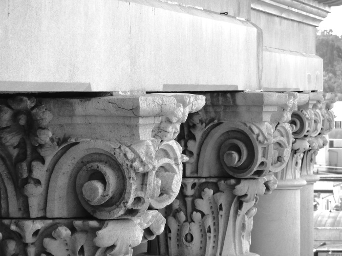 白色罗马式基座或支柱