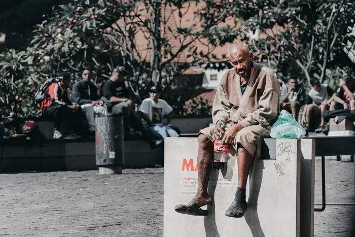 衣服，衣服，人，人，鞋，鞋，坐，人