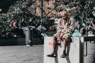 衣服，衣服，人，人，鞋，鞋，坐，人