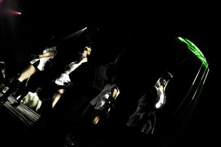 夜，艺术文化娱乐，真人，室内，音乐，人群，男人，灯光