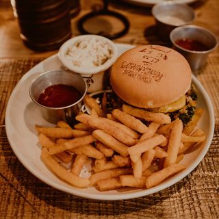 白盘子上的汉堡包和薯条