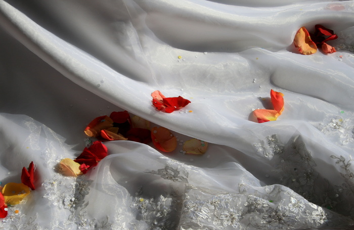 白色纺织品，美丽的婚纱，婚纱系列，奢华，柔软，白色，蕾丝，褶皱