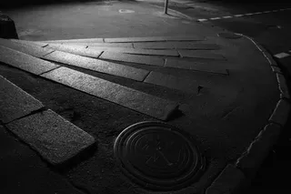 下楼梯、下水道、渠化、排水、黑白、城市、夜晚、行走