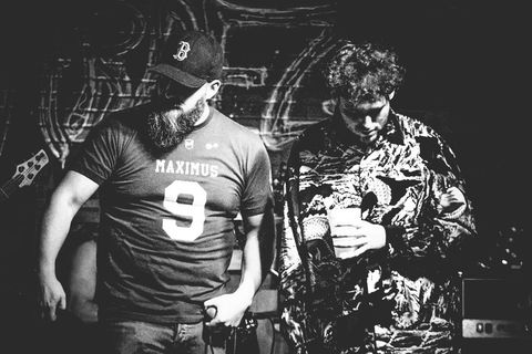 墙上两个人的灰度照片