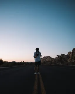 穿着白衬衫的人站在街* 穿着白衬衫的人站在街*