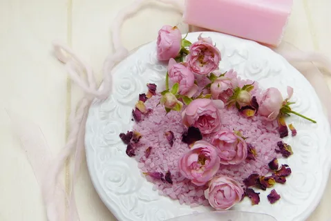 紫色,多瓣花,圆形,白色,陶瓷,盘子,badesalz,玫瑰 紫色,多瓣花,圆形,白色,陶瓷,盘子,badesalz,玫瑰