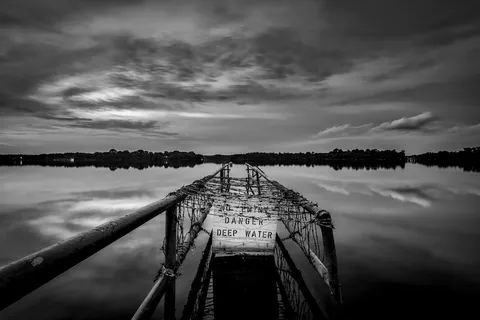湖，水，倒影，黑白，码头，码头，废弃，危险