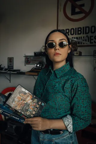 穿着绿色衬衫和蓝色牛仔裤的女人