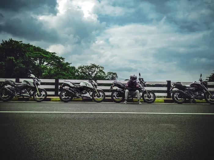 道路、景观、人、街道、汽车、自行车、摩托车手、发动机