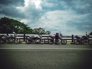 道路、景观、人、街道、汽车、自行车、摩托车手、发动机