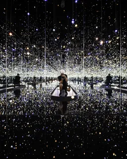 被灯光包围时,一名男子在镜子上拍照 被灯光包围时,一名男子在镜子上拍照