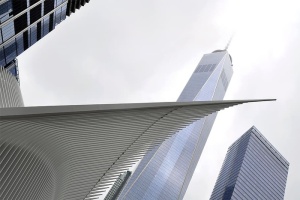 白天建筑附近的白色混凝土塔状建筑