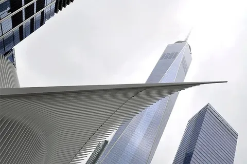 白天建筑附近的白色混凝土塔状建筑 白天建筑附近的白色混凝土塔状建筑