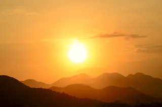 一座山的剪影照片