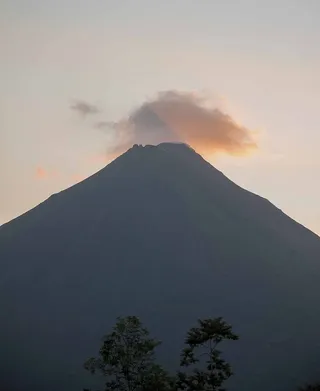 日落时的火山