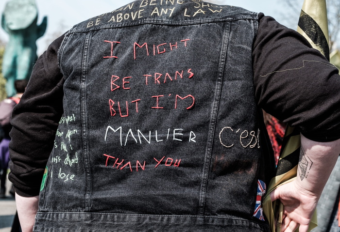 穿着牛仔黑灰色夹克的人