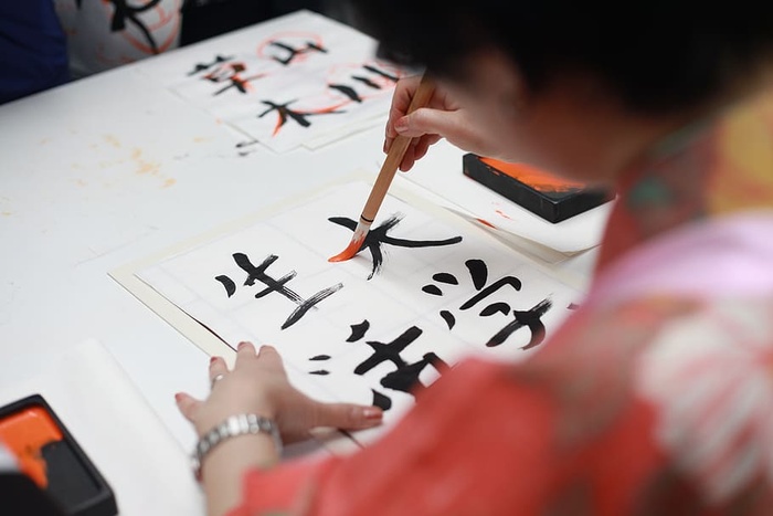拿着画笔画汉字的人