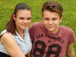 女孩，男孩，爱，朋友，两个人，看着相机，微笑，肖像