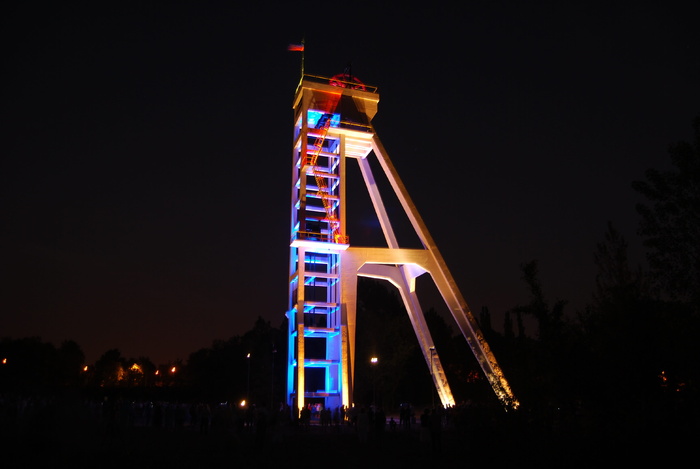 矿井，混凝土，竖井，后工业，窗户总裁，夜晚，照明，建筑外观