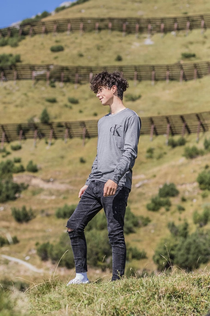 站在绿色草地上的男人