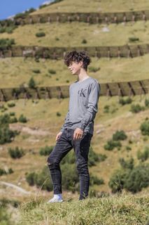 站在绿色草地上的男人