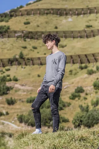 站在绿色草地上的男人