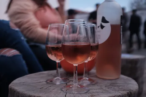 食品和饮料,酒精,饮料,点心,杯子,葡萄酒,桌子,酒杯 食品和饮料,酒精,饮料,点心,杯子,葡萄酒,桌子,酒杯