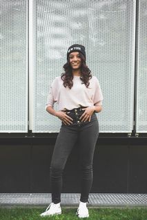 戴帽子的女人的照片