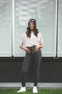 戴帽子的女人的照片