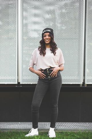 戴帽子的女人的照片