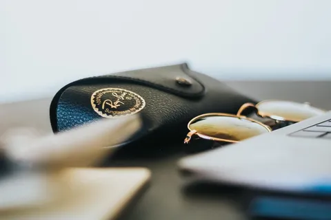 黑色Ray Ban太阳镜,带皮套 黑色Ray Ban太阳镜,带皮套