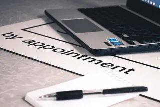 黑白笔记本电脑的浅聚焦摄影