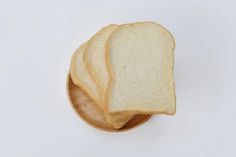 三个,切片,面包,圆形,米色,盘子,面包,白色 三个,切片,面包,圆形,米色,盘子,面包,白色