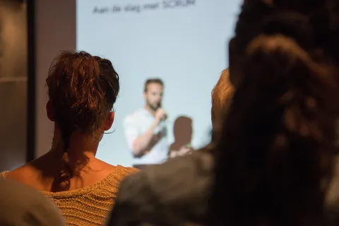 人物,白人,衬衫,展示,人群,演讲,展示,男人 人物,白人,衬衫,展示,人群,演讲,展示,男人