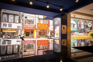 摩托车停放在建筑物附近