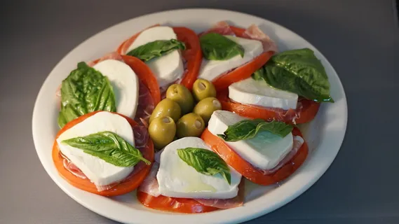 Caprese,意大利,沙拉,新鲜,马苏里拉,番茄,罗勒,橄榄 Caprese,意大利,沙拉,新鲜,马苏里拉,番茄,罗勒,橄榄