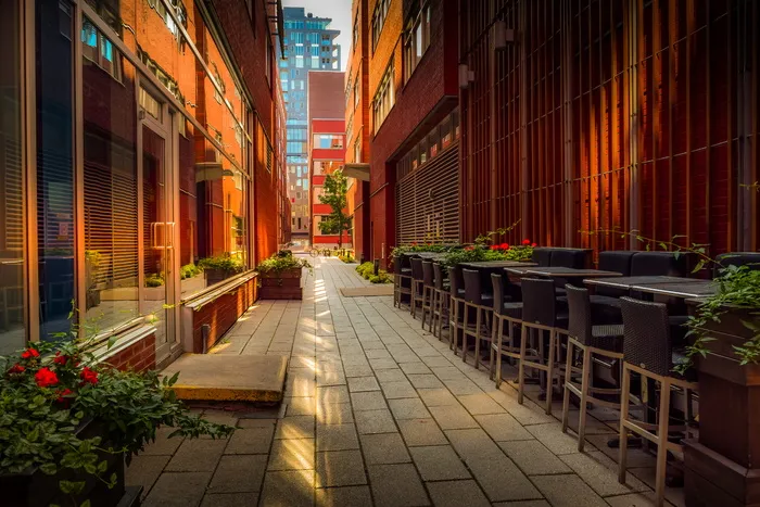 建筑物之间的空混凝土通道