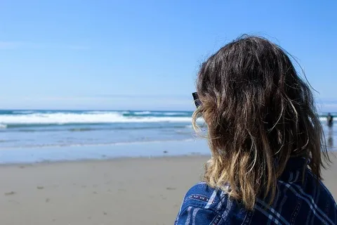 女人,站立,海水,拍摄,白天,人,穿着,蓝色 女人,站立,海水,拍摄,白天,人,穿着,蓝色