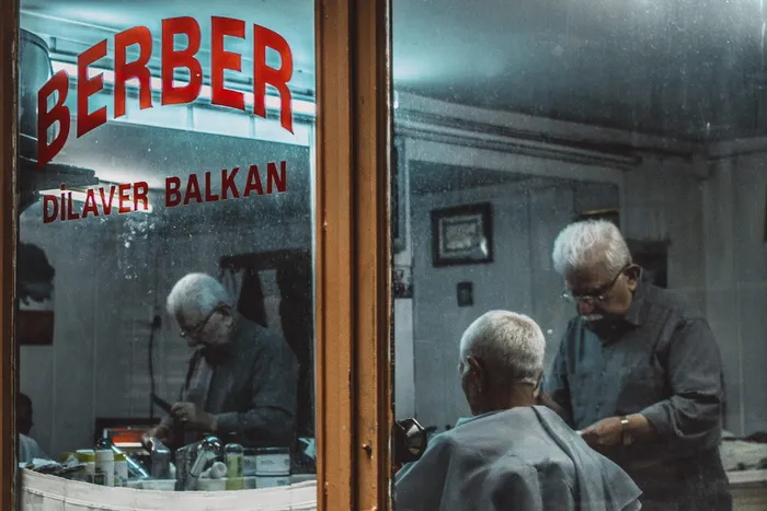 理发师在Berber Dilaver Balkan理发店为顾客做准备