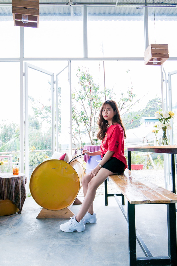 坐在长椅上穿着红色圆领T恤的女士