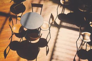 带椅子的黑色圆桌