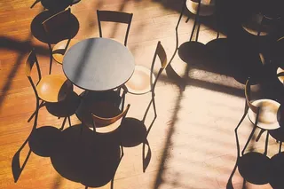 带椅子的黑色圆桌