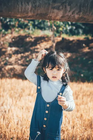 女孩站在稻田附近的照片